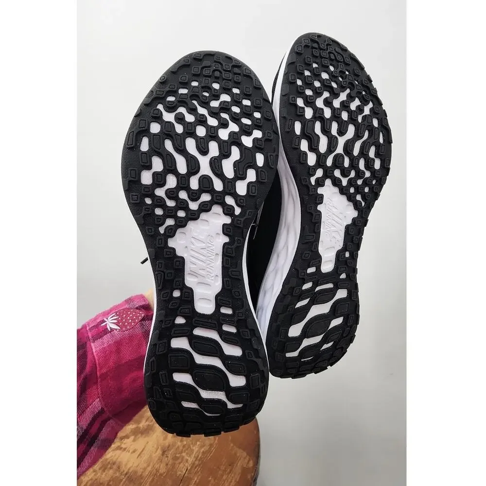 New Nike Revolution‎ 6 Men's Running Shoes Size 7 Black White Running